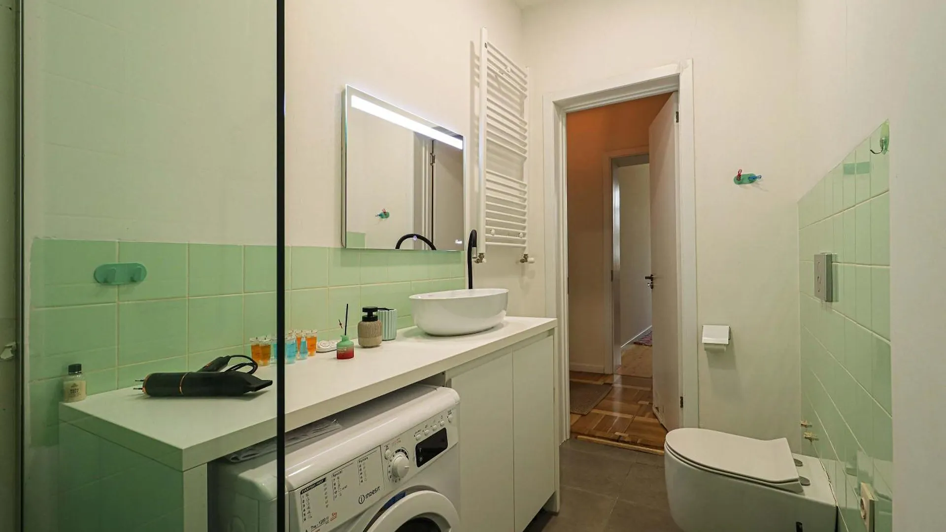 3Br Central And Spacious Apt Vera - By Wehost Tbilisi Lägenhet