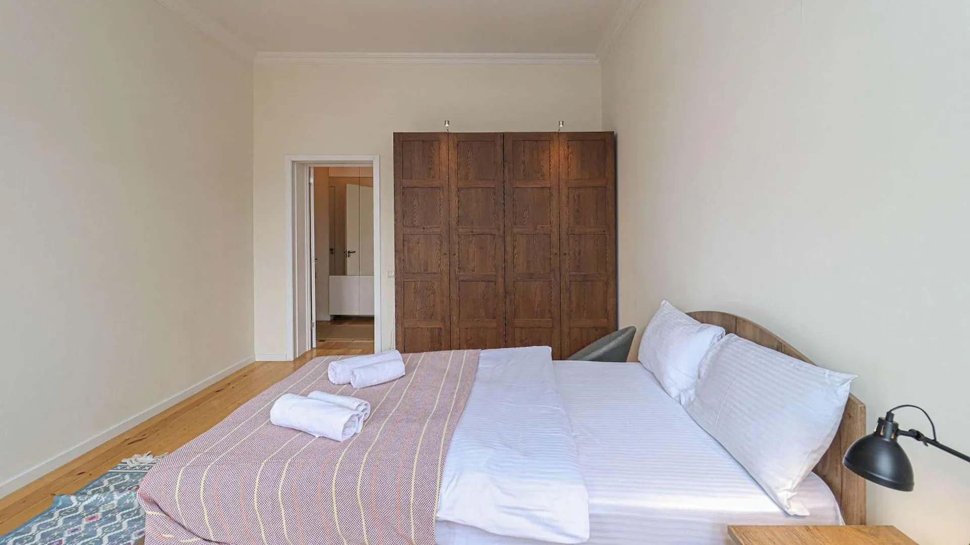 3Br Central And Spacious Apt Vera - By Wehost Tbilisi Lägenhet